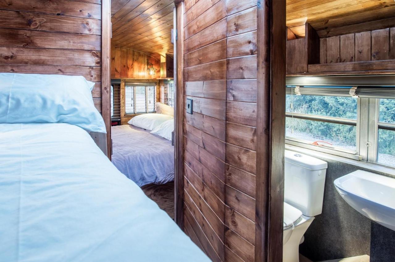 American School Bus - 1 Bedroom - Blossom Farm - Tiers Cross Johnston Ngoại thất bức ảnh
